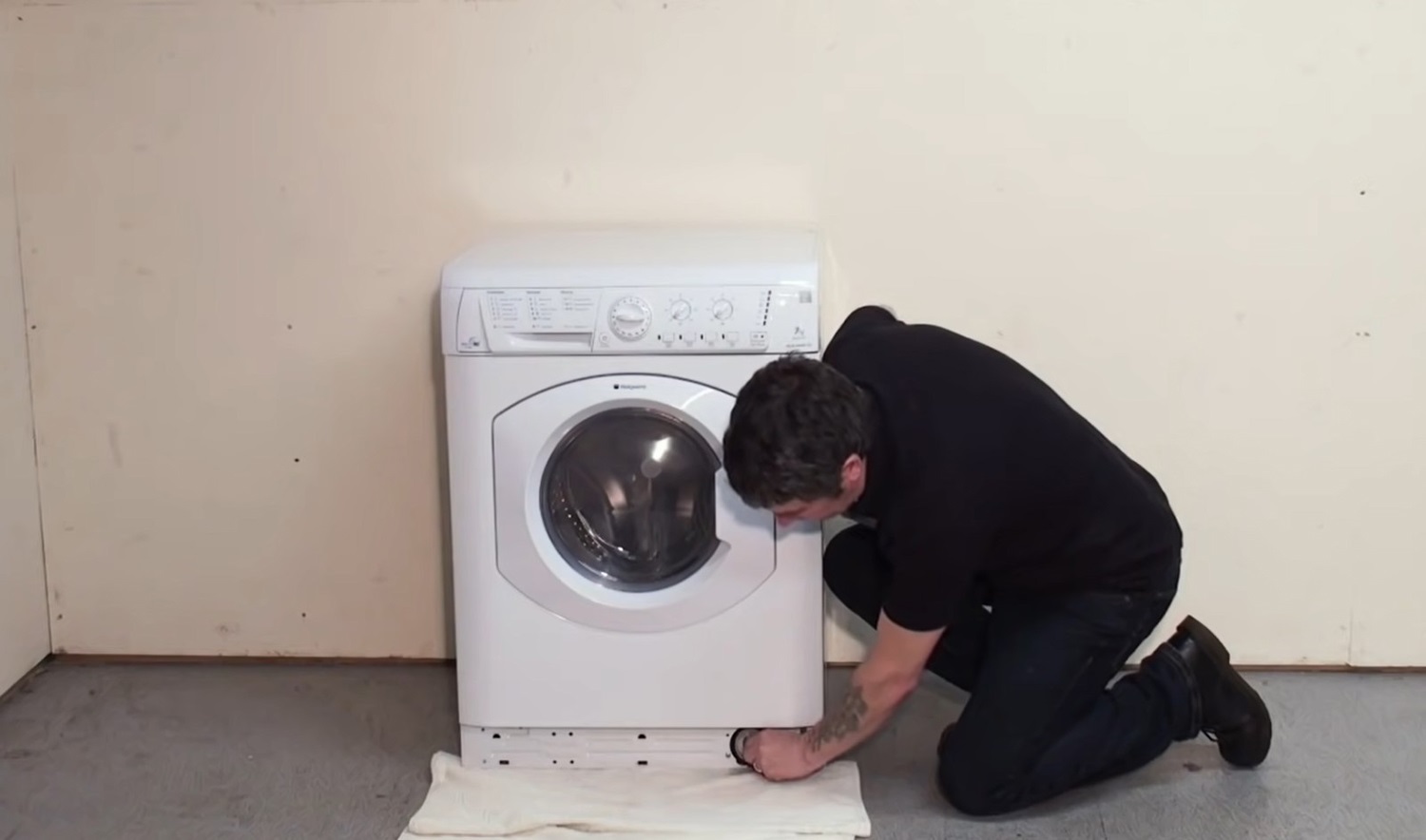 How to Clean a Hotpoint Washing Machine Filter unscrew
